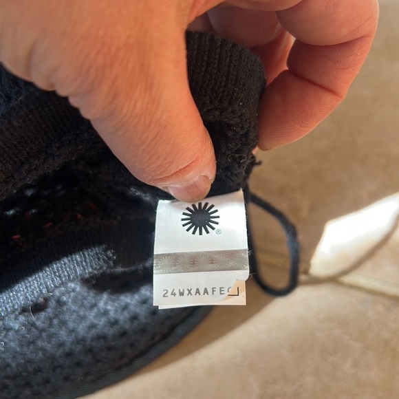 UGG RARE knit boots, Size 7, black with colorful knitted flowers - Picture 8 of 9